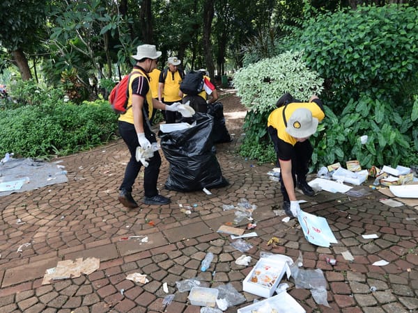 Usai Upacara di Monas, Personel Polri Gotong Royong Bersihkan Sampah