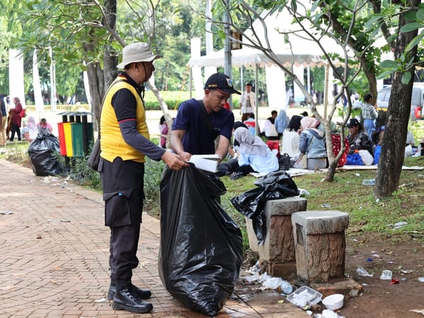 Polisi Turun Tangan Bersihkan Sampah Usai Upacara HUT Bhayangkara ke-79 di Monas