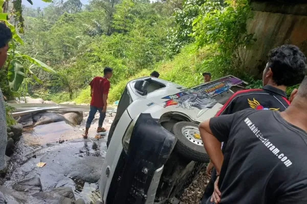 TNI-Polri Bersama Warga Evakuasi Mobil Terperosok ke Sungai di Pekalongan