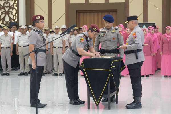 Rotasi Jabatan, Kapolda Kalsel Resmi Lantik Tiga Pejabat Strategis