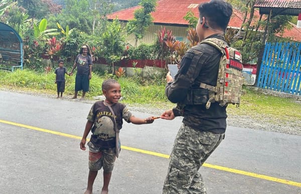 Satgas Humas Ops Damai Kunjungi Warga dan Anak-anak di Distrik Kulirik, Puncak Jaya