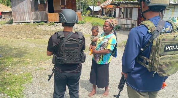 Bangun Kedekatan, Satgas Humas Ops Damai Sapa Masyarakat Distrik Kulirik