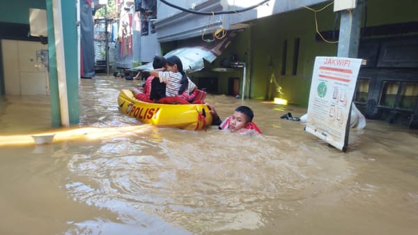 Sigap! Polisi Bantu Warga Kebon Pala Evakuasi Diri dari Genangan Banjir