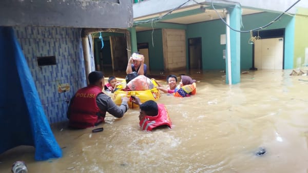 Polisi Turun Tangan Bantu Evakuasi Warga Saat Banjir Kebon Pala, Jaktim