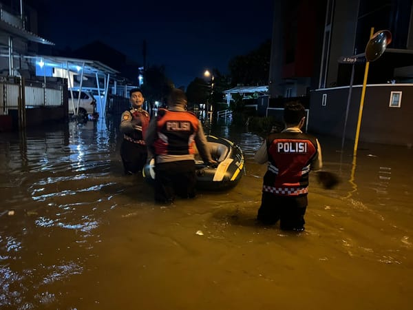 Sigap dan Peduli, Polisi Tangsel Bantu Evakuasi Korban Banjir