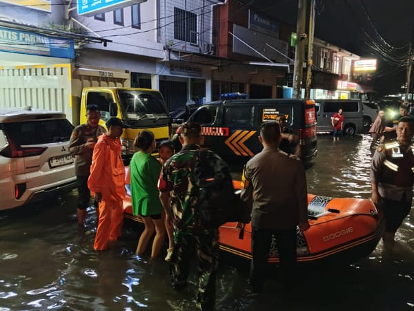 Tugas Kemanusiaan, Polisi Tangsel Turun Tangan Bantu Korban Banjir
