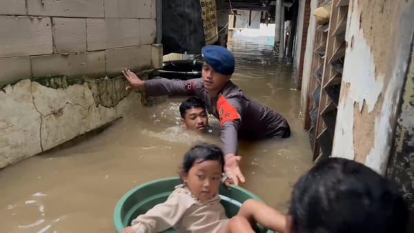 Evakuasi Balita di Jaktim, Polisi Sigap Meski Hanya Dengan Ember