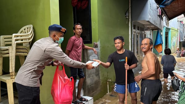 Peduli Banjir Kampung Melayu, Brimob Hadir dengan Dapur Lapangan