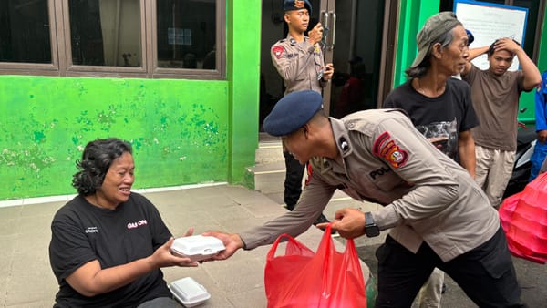 Bantu Warga Terdampak Banjir, Brimob Gelar Dapur Lapangan di Kampung Melayu