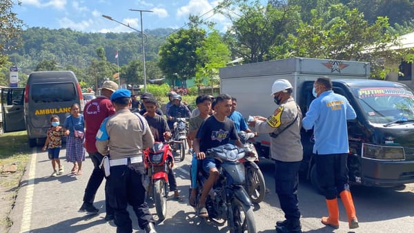 Gunung Lewotobi Erupsi, Tim Medis Polda NTT Tetap Bertugas di Garis Depan