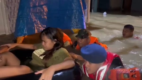 Demi Selamatkan Ibu Hamil, Polisi Gunakan Pelampung dan Ban untuk Evakuasi