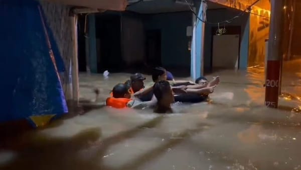 Polisi Evakuasi Ibu Hamil dengan Pelampung dan Ban Saat Hendak Melahirkan