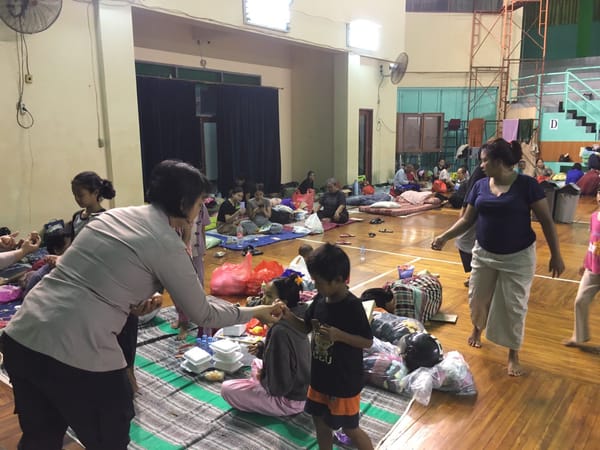 Peduli Korban Banjir, Polisi Bagikan Ratusan Paket Makanan di Jakarta