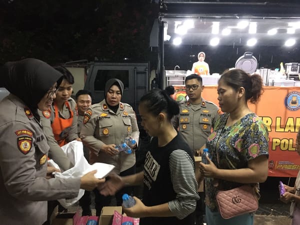 Polisi Salurkan Makanan untuk Ratusan Warga Terdampak Banjir di Jakarta