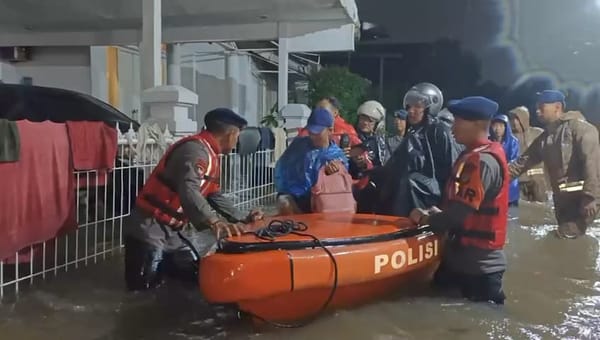 Brimob Polda Metro Evakuasi Warga Terdampak Banjir, Tunjukkan Komitmen Kemanusiaan