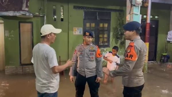 Banjir Mulai Surut, Tim Polda Metro Jaya Tetap Siaga di Lokasi