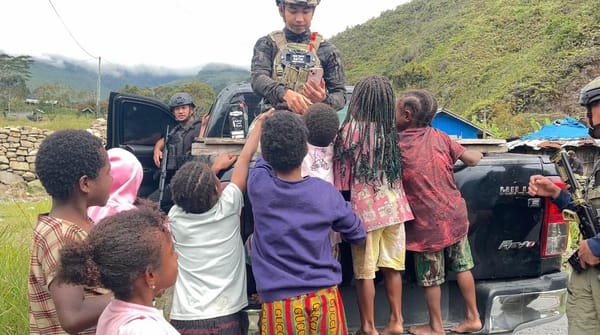 Hangatkan Suasana, Personel Ops Damai Cartenz Temui Anak-anak di Puncak Jaya