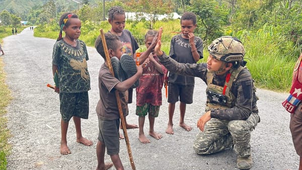 Personel Operasi Damai Cartenz Kunjungi Anak-anak di Puncak Jaya dengan Pendekatan Humanis