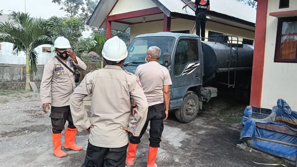 Tiga Personel Polsek Wulanggitang Jadi Relawan Erupsi Gunung Lewotobi