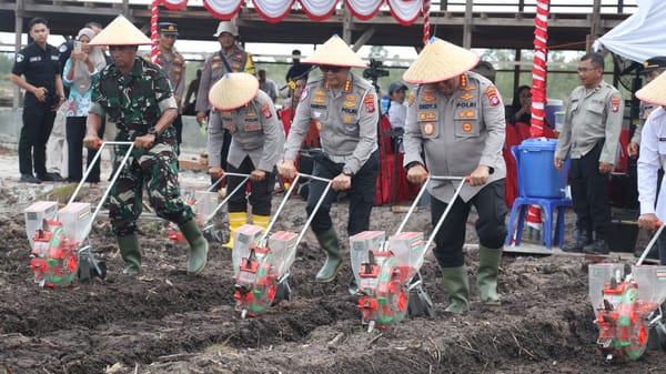 Sukseskan Program Pangan Nasional, Polda Kalteng dan Polresta Tanam Jagung di Rakumpit