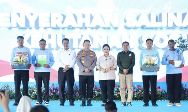 Menhut Serahkan SK Perhutanan Sosial, Dorong Kemandirian Kelompok Tani