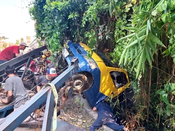 Kecelakaan di Jembatan Sulfat Malang: Serempet Isuzu Wagon, Grand Max Jatuh ke Jurang