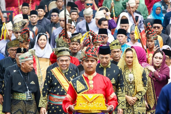 Kapolri Terima Anugerah Ingatan Budi dari LAM Riau: Simbol Kehormatan dan Amanah Moral