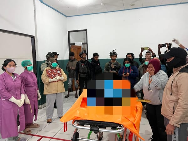 Satgas Damai Cartenz dan TNI Evakuasi Jenazah Tukang Ojek Korban Pembacokan di Puncak Jaya