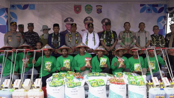 Polres Kutim Serahkan Alsintan ke Kelompok Tani, Dukung Program Ketahanan Pangan