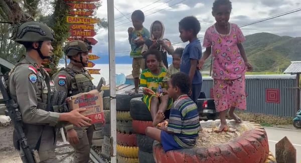 Wujudkan Kedamaian, Satgas Damai Cartenz Bawa Bantuan dan Kebahagiaan ke Pelosok Papua