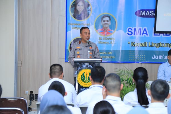Kadiv Humas Polri Ajak Siswa Labschool Siapkan Diri Raih Indonesia Emas dengan Kerja Keras dan Ikhlas