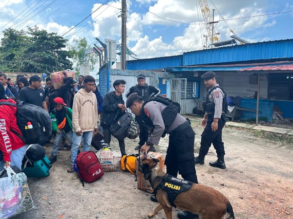 Cegah Peredaran Narkoba, K9 Ditsamapta Polda Kalteng Sisir Pelabuhan Mentaya