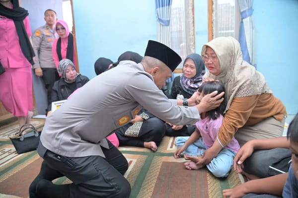 Kapolda Jabar Melayat ke Rumah Duka Aipda Anumerta Cecep, Sampaikan Duka Mendalam