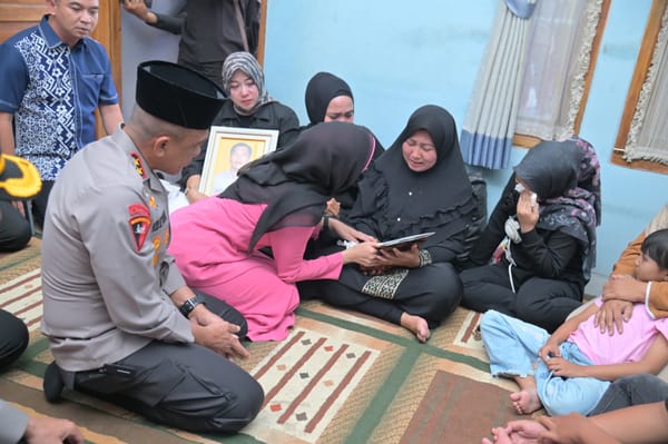 Kapolda Jawa Barat Beri Penghormatan Terakhir kepada Aipda Anumerta Cecep
