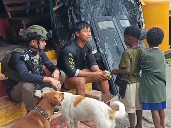 Satgas Ops Damai Cartenz Hadirkan Kegembiraan untuk Anak-anak di Paniai