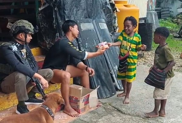 Wujud Kepedulian, Satgas Damai Cartenz Ajak Anak-anak Paniai Berbagi Keceriaan