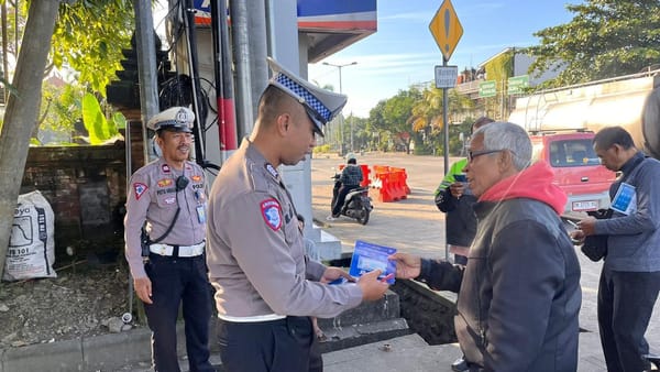 Personel Operasi Patuh Agung 2025 Gencar Sosialisasikan Tertib Lalu Lintas ke Masyarakat