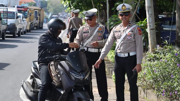 Personel Ops Patuh Agung 2025 Tindak Pelanggar Lalu Lintas Demi Tekan Angka Kecelakaan