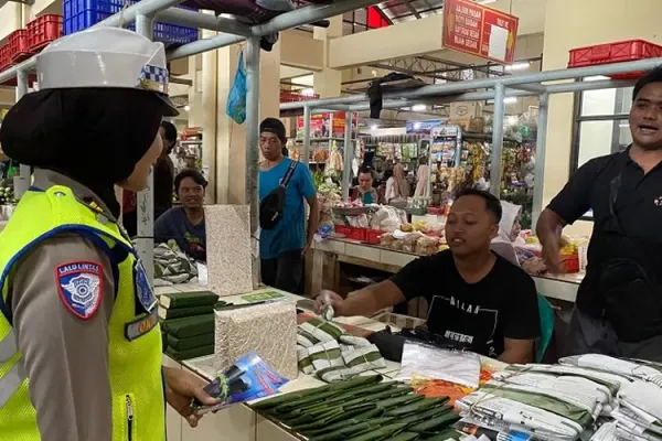 Sambangi Pasar Tradisional, Sat Lantas Banyumas Ajak Warga Taat Berlalu Lintas