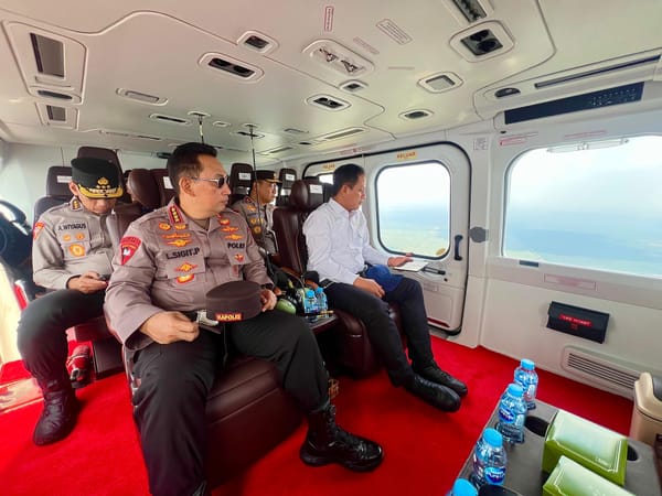 Kapolri Tinjau Titik Api dari Udara, Cek Langsung Penanganan Karhutla di Riau