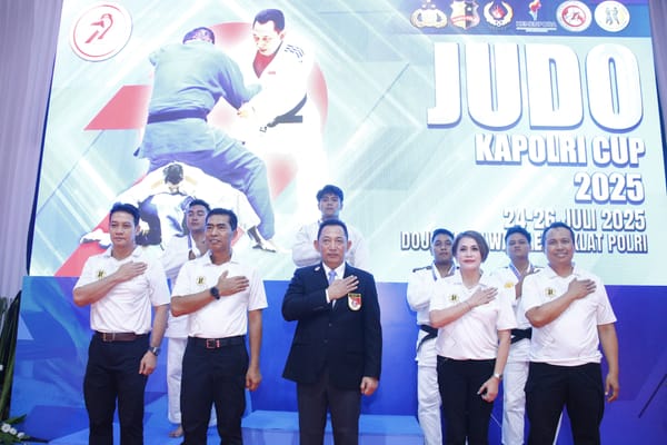 Kapolri Turun Langsung Jadi Wasit di Kejuaraan Judo Kapolri Cup 2025