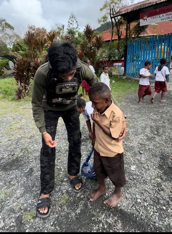 Personel Ops Damai Cartenz Berbagi Sarapan Pagi, Hadirkan Senyum Anak-anak di Puncak Jaya