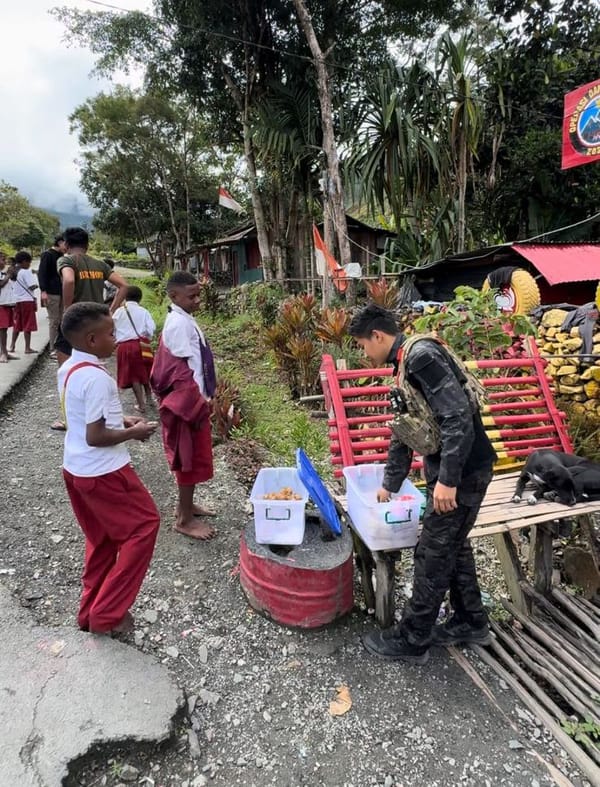 Satgas Damai Cartenz Bagikan Sarapan untuk Anak-anak di Puncak Jaya, Wujud Kepedulian Nyata Polri