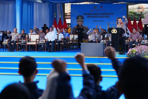 Tak Perlu Panik, Kapolri Janji Kabar Gembira untuk Buruh dan Lulusan Baru