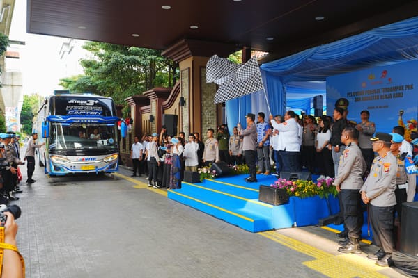 Kapolri Kembali Lepas 1.575 Buruh Terdampak PHK ke Tempat Kerja Baru
