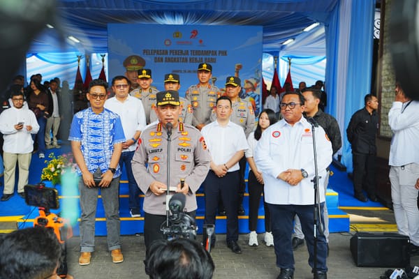 Ribuan Buruh Kini Jadi Pegawai Tetap, Kapolri: Ini Bentuk Kepedulian Negara
