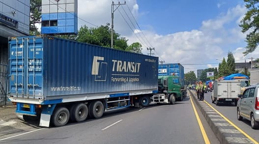 Truk Kontainer Gagal Menanjak, Jalan Protokol Ungaran Menuju Bawen Terhambat