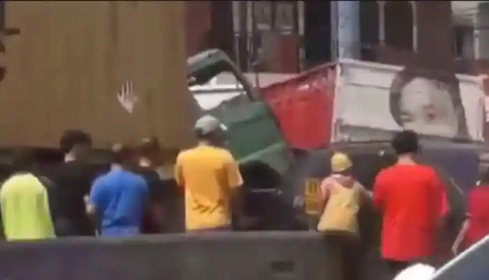Kecelakaan Maut! Truk Trailer Tabrak 8 Kendaraan di Semarang, 7 Orang Terluka