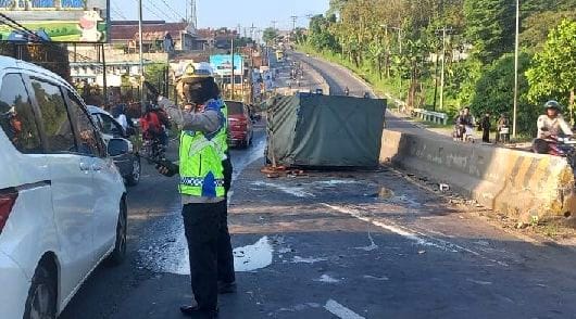 Kecelakaan Tunggal di Jalur Ungaran–Tuntang, Pickup Terguling dan Ringsek
