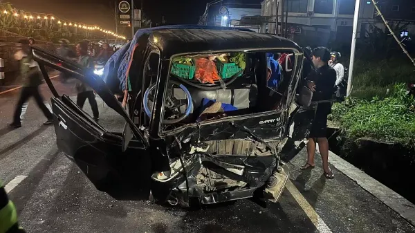 Adu Banteng Dua Mobil di Bandongan Magelang, Tiga Orang Terluka